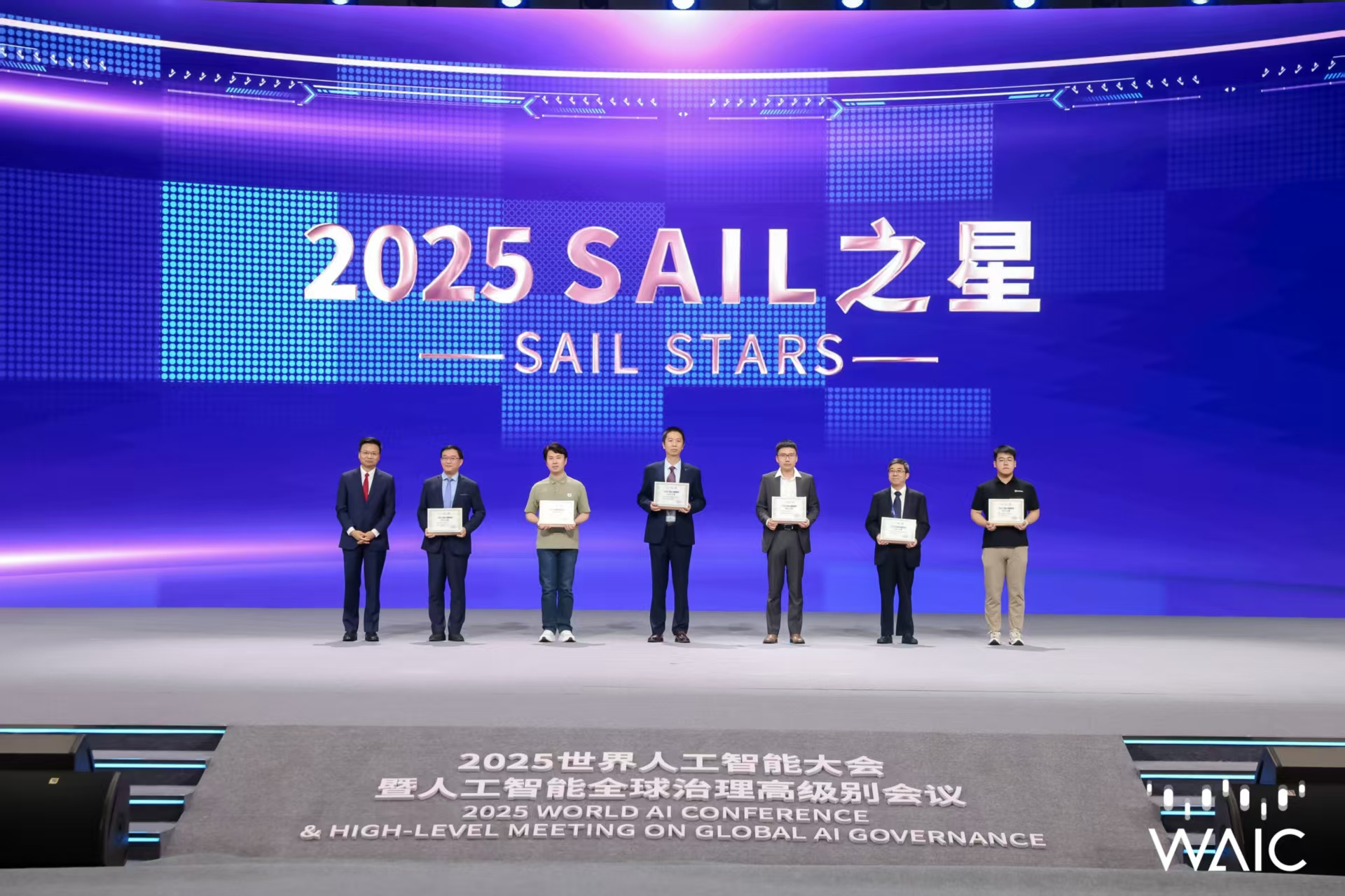 太阳成成WAIC唯一获SAIL之星奖的机器...